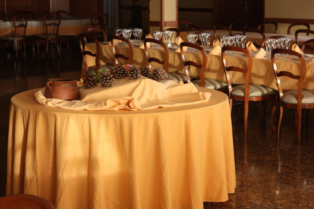 Hotel Rausan Alfajarín Buitenkant foto