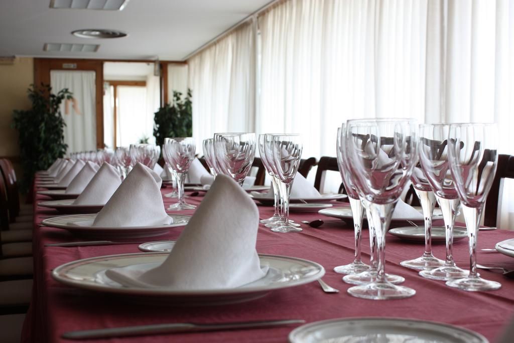 Hotel Rausan Alfajarín Buitenkant foto